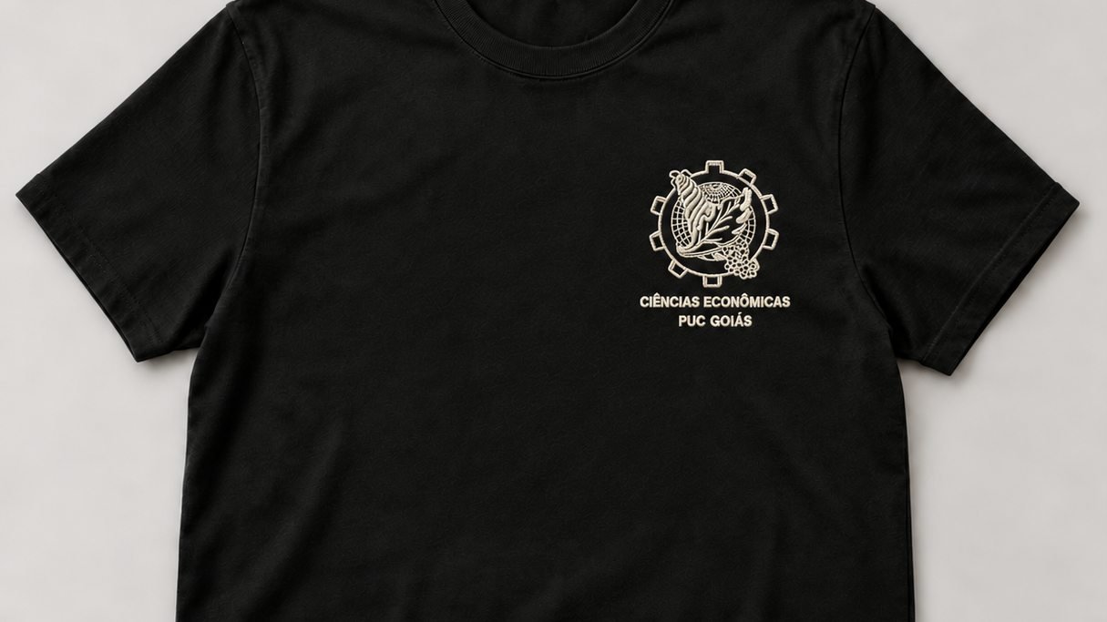 Bordado em camiseta preta: brasão de Ciências Econômicas da PUC Goiás bordado em linha creme no peito