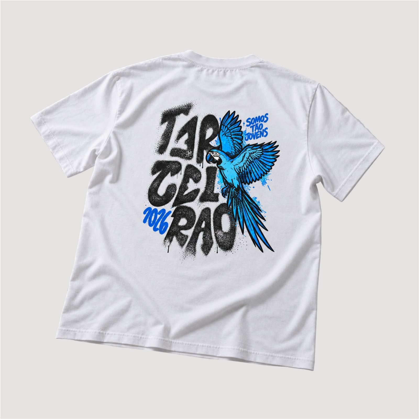 Estampa DTF colorida nas costas de uma camiseta branca: arte grafite com arara azul e lettering Tarcelrão 2026