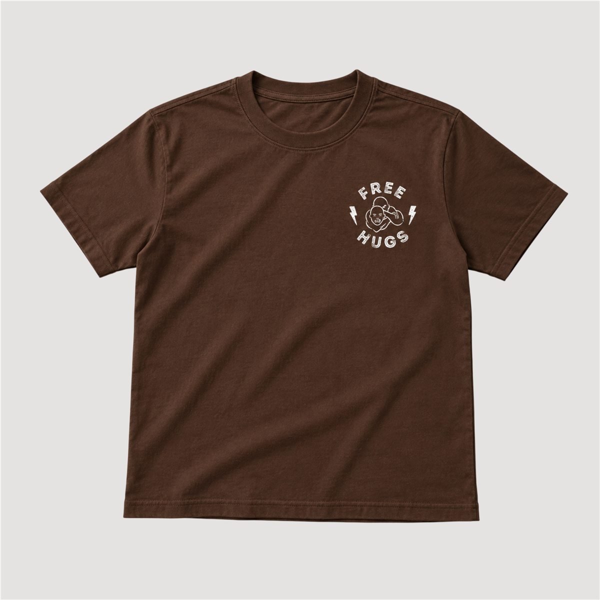 Estampa DTF pequena no peito de uma camiseta marrom: logo Free Hugs em branco